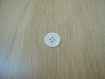 Cinqs boutons blanc brillant forme rond avec rebord   24-12
