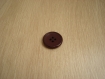  trois boutons plastique bordeaux forme ronde creux   7-69