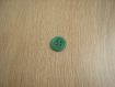 Trois boutons pate de verre vert avec sillon   10-59