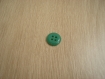 Trois boutons pate de verre vert avec sillon   10-59