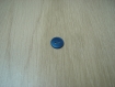 Quatre boutons plastique avec reflêt bleu   13-93