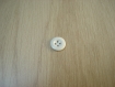 Quatre boutons plastique blanc en creux   24-48