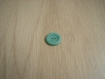 Trois boutons bleu turquoise vintage avec creux au centre   13-88