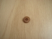 Trois boutons marbré marron avec rebord et motif   9-89