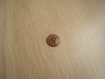 Trois boutons marbré marron avec rebord et motif   9-89