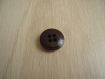 Trois boutons marron chocolat avec contour doré   1-71