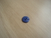 Deux boutons plastique bleu avec dessin en rayure  13-96
