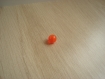 Deux perles en plastique translucide orange   25-65