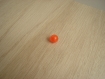Deux perles en plastique translucide orange   25-65