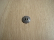 Trois boutons moyen gris clair avec un creux aux centre   14-78