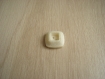 Trois boutons carré plastique ivoire creux carré   3-16