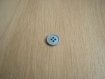 Trois boutons plastique bleu clair rebord fin   19-93