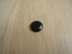 Trois boutons noir creux avec un rebord sur sont contour   17-56