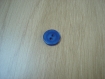 Deux boutons bleu fleur avec milieu en bosse   13-83