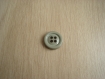 Trois boutons plastique gris avec rebord  14-87