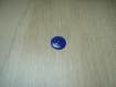 Cinq boutons moyen plastique bleu rebord   13-89