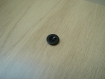 Cinq boutons plastique noir forme ronde   26-70  +4
