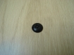 Cinq boutons plastique noir forme ronde   26-70  +4