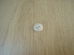 Quatre boutons plastique creux rond forme oeil   24-103