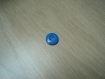 Quatre boutons bleu rond avec creux au centre    13-95