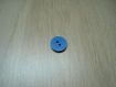 Quatre boutons bleu rond avec creux au centre    13-95
