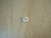 Cinq boutons pate de verre blanc avec creux   10-39   +3