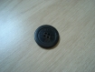 Quatre boutons noir rond avec inscription   26-2