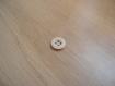 Cinq boutons forme ronde blanc cassé en creux   24-90