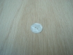 Trois boutons blanc nacré avec décor  18-48