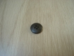 Cinq boutons plastique bronze avec quatre passage fils   11-1  +1