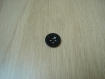 Cinq boutons plastique noir en creux   26-31 +3
