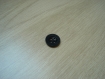 Cinq boutons plastique noir en creux   26-31 +3