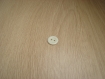 Trois boutons plastique blanc cassé creux    24-75