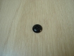 Cinq boutons plastique noir en creux   26-10  