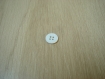 Cinq boutons plastique blanc avec rebord   24-40  +2