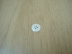 Cinq boutons plastique blanc avec rebord   24-40  +2