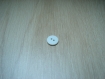 Trois boutons plastique mat blanc forme ronde   24-115