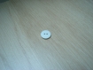Trois boutons plastique mat blanc forme ronde   24-115