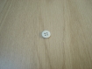 Quatre boutons blanc avec creux  24-47