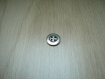 Quatre boutons métal argenté avec creux noir   4-62