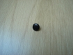 Cinq boutons à queu noir plastique lisse   26-55  +2