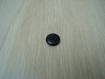 Trois boutons pate de verre noir en creux  10-87