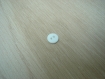 Trois boutons plastique mat blanc forme ronde   24-101