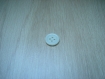 Cinq boutons en pate de verre blanc avec rebord   10-100  +1
