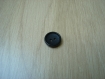Quatre boutons plastique cuvette noir avec rebord   26-13