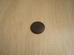 Trois boutons plastique marron foncé lisse   16-40