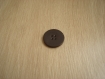 Trois boutons plastique marron foncé lisse   16-40