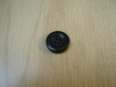 Quatre boutons noir rond avec inscription   26-8