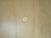 Deux boutons ivoire nacré forme rond avec rebord   8-70