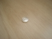 Deux boutons creux blanc transparent nacré   8-111